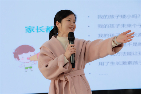 常德市妇幼保健院儿童保健科主任刘晖作生长发育科普讲座