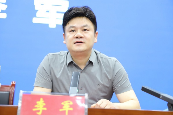 李军采用