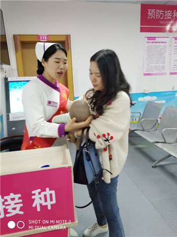 2接种后宝宝出现不适，家长告知导诊护士.jpg