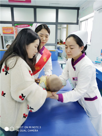 3接种护士接诊患儿.jpg